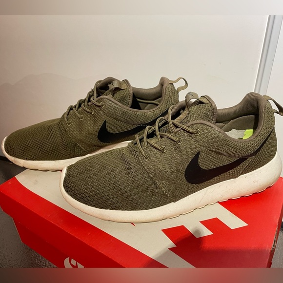 Nike Roshe (Size 11) - Picture 1 of 4